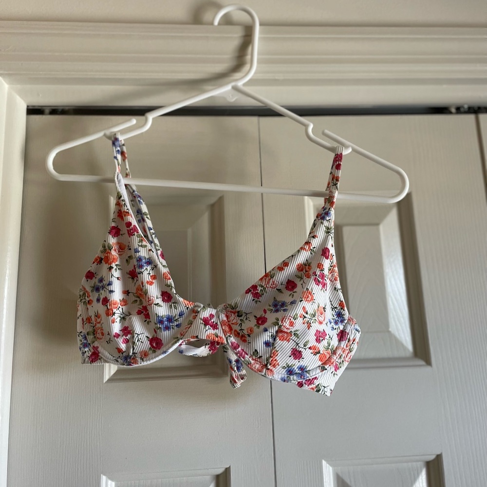 Shein White Bikini Top with a Floral Pattern